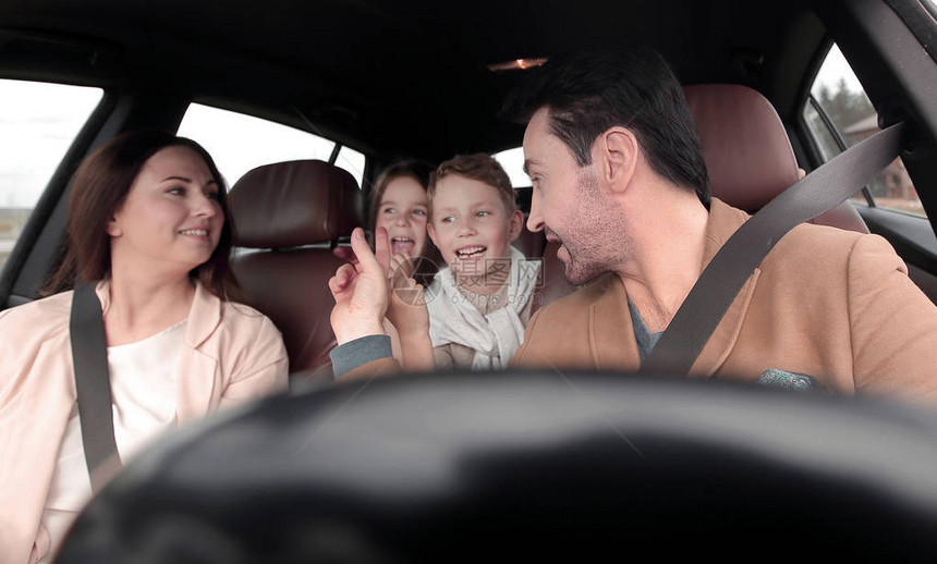 幸福的家庭乘车旅行图片