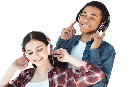 多种族青少年用耳机监听音乐的肖像画在图片