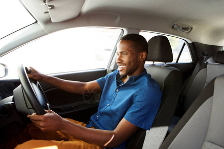开着车的非洲男驾驶员快乐的年轻男图片