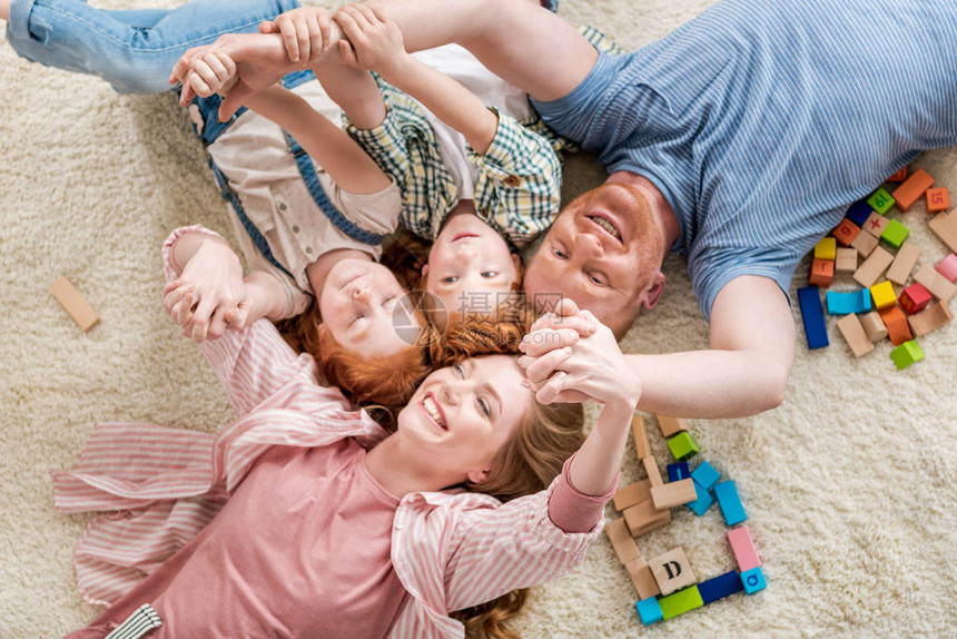 幸福家庭的最顶端的视野躺在地板上大图片