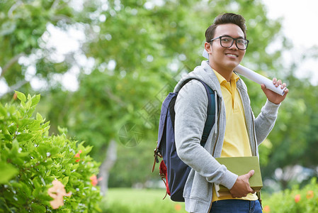 越南大学生户外有书籍图片