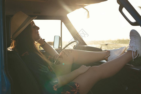 青年妇女乘车旅行暑假公路旅行旅图片