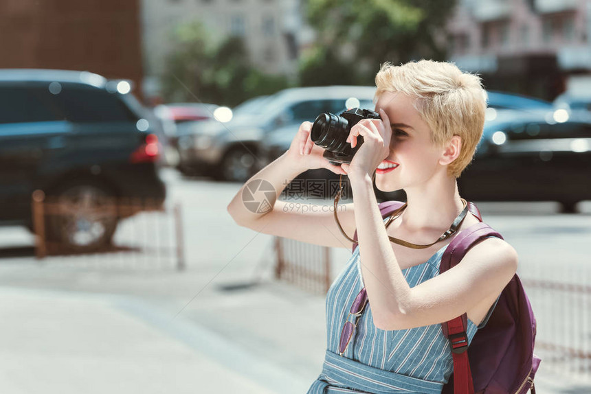 携带背包在城市照相机图片