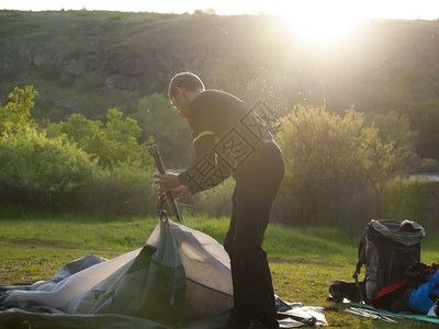 游客在日落时为徒步旅行搭建帐篷图片