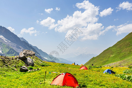 山上的旅游帐篷图片