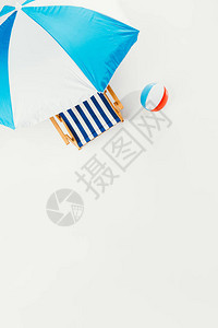 海滩雨伞条纹海滩椅和白色孤立的背景图片