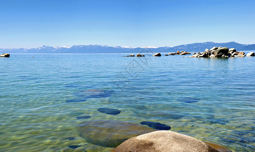 Tahoe全景湖岩石和山脉图片