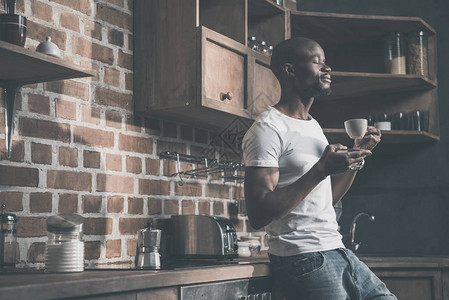 英俊的非裔美国人在家喝早咖啡的男人图片
