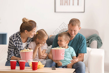 一家人在家看电视吃爆米花图片