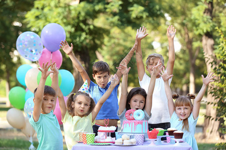 可爱的小孩在户外庆祝生日图片