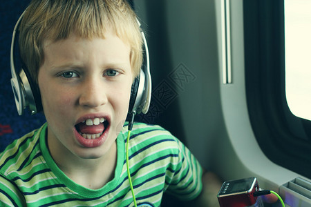 穿着耳机在火车上旅行的可图片