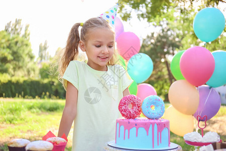 可爱的小女孩在户外庆祝生日图片