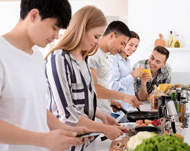 朋友一起在厨房做饭图片