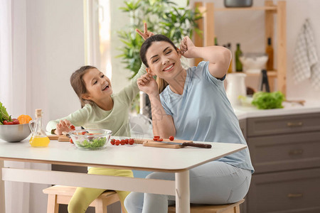 母亲和女儿在厨房做图片