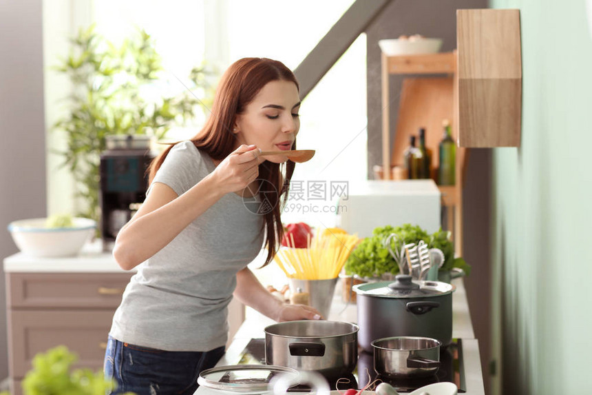 在厨房做饭的年轻女人图片