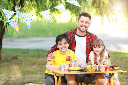 快乐的家庭在夏日野餐图片