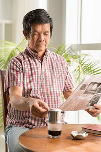 每日早报亚洲老人喝咖啡看早报背景
