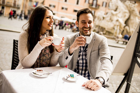 在意大利罗马喝咖啡的恩爱夫妻背景图片