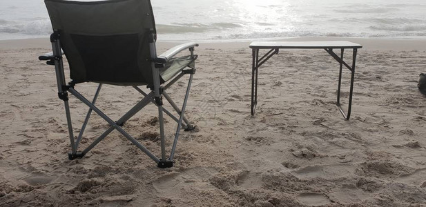 波罗的海滩上的桌椅图片