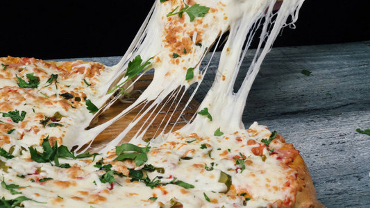一片热意大利辣香肠比萨大份奶酪午餐或奶酪晚餐框架可口美味快餐意大利传图片