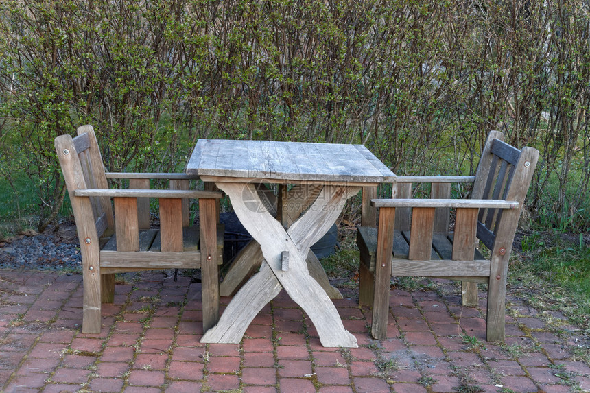 古老的花园杂毛一张桌子和两张椅子图片
