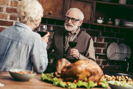 高龄夫妇在感恩节喝酒餐桌上图片