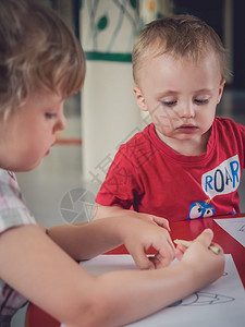 小孩在托儿所的艺术时间图片