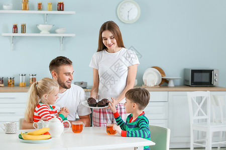幸福的家庭在厨房吃早餐图片