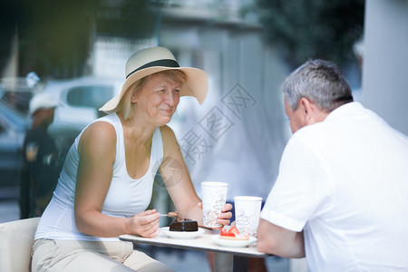 和丈夫在户外咖啡厅吃帽图片