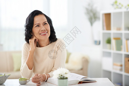 笑的越南女人坐在她图片