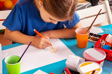 小学生在艺术学校课上画孩子在桌子上用颜料画幼儿园里的男孩和女孩女孩梦想进入艺术学校背景图片