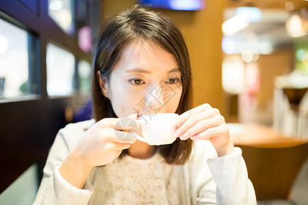 亚裔在咖啡馆喝咖图片