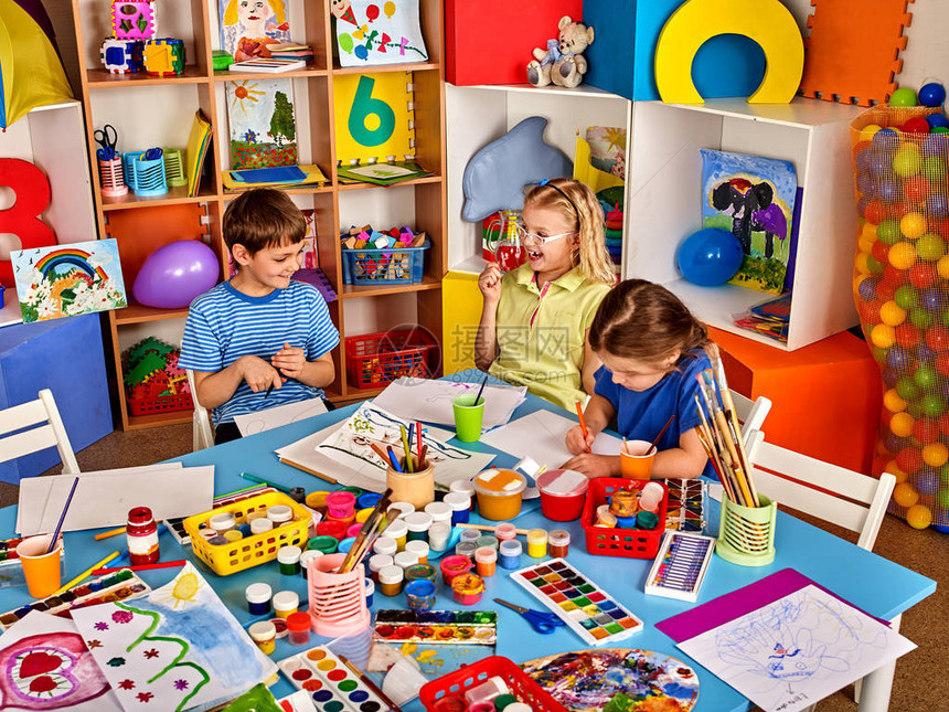 小学生在艺术学校课上画孩子在桌子上用颜料画幼儿园里的男孩和女孩为艺术展做准备最好图片