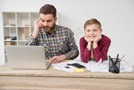在家办公室与儿子共桌工作的业图片