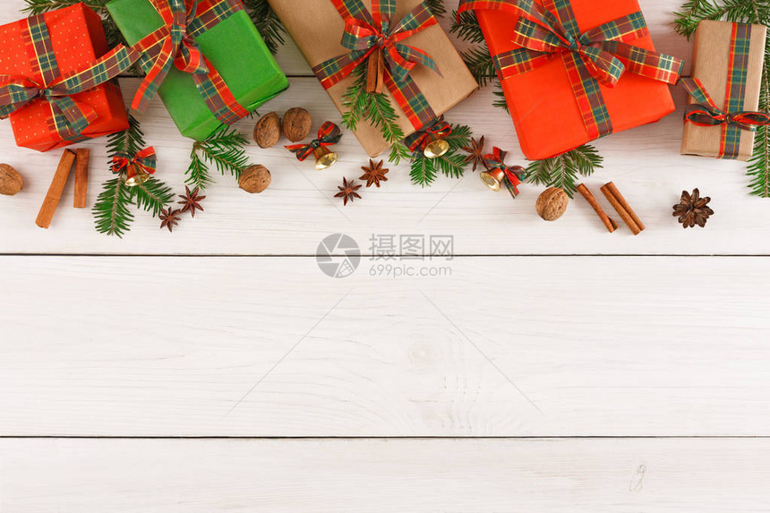 礼品盒坚果小铃铛和冷杉树枝边框图片