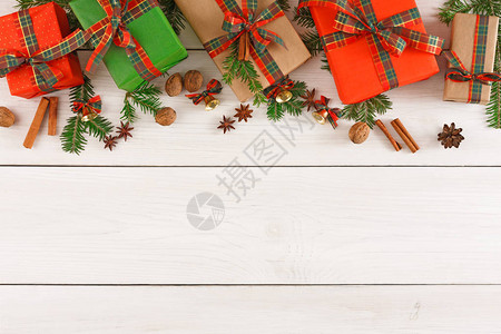 礼品盒坚果小铃铛和冷杉树枝边框图片