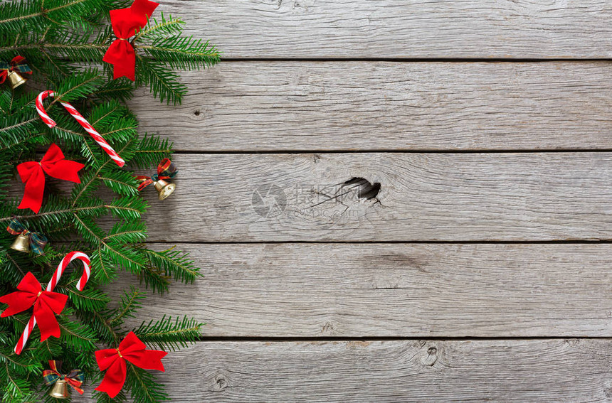 Xmas装饰园林框架概念背景灰色生锈木表面带有复制空间的顶层视图圣诞装饰品与fir树枝图片