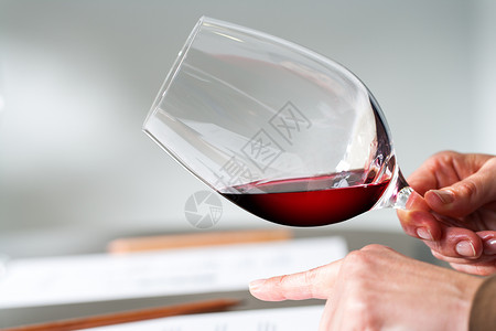 握手测试葡萄酒密度的近距离在品尝时在葡图片