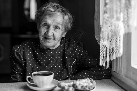 老妇人在家喝茶图片