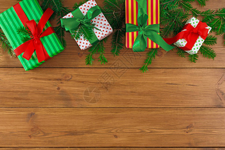 彩色带条纹礼品盒和fir树枝边框图片