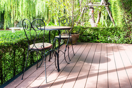 花园里的椅子供您放松房子里的绿色花园和露台经典花园与椅子在房子背景图片