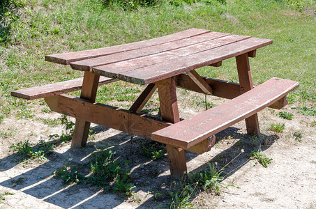 木凳和野餐桌图片