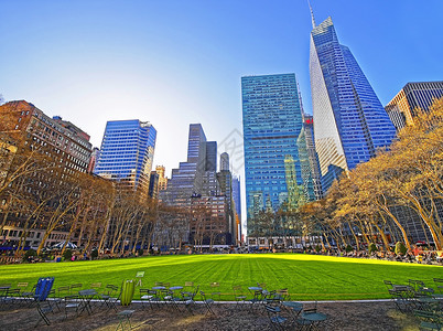从美国纽约曼哈顿市中心布赖恩特公园观看的桌子椅子和天空骑手图片