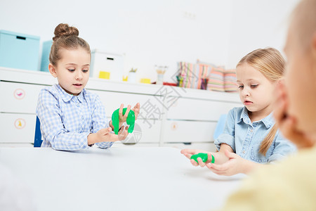 女孩们在幼稚园玩绿色图片