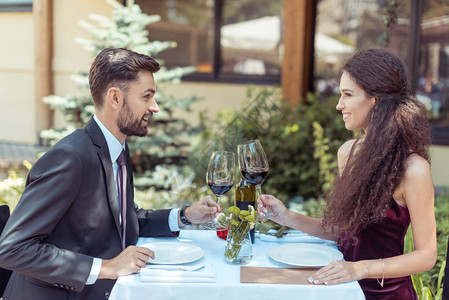 幸福的情侣在餐厅有浪漫约会看着对方和缠图片