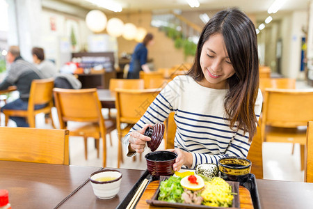 女人在餐厅享用她的饭菜图片