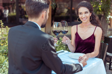 幸福的情侣在餐厅有浪漫约会握着图片