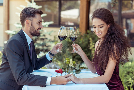 幸福的情侣在餐厅有浪漫约会握着图片