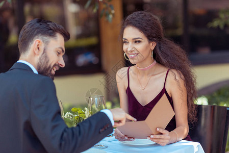 在餐厅有浪漫约会的情侣在菜图片