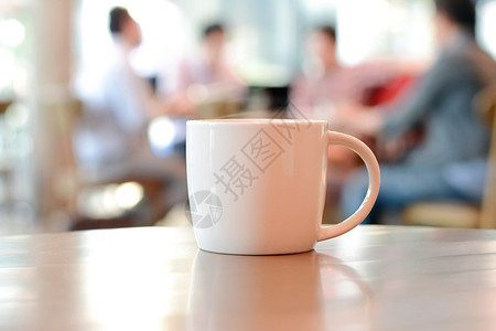 咖啡杯放在桌子上咖啡店里背景图片